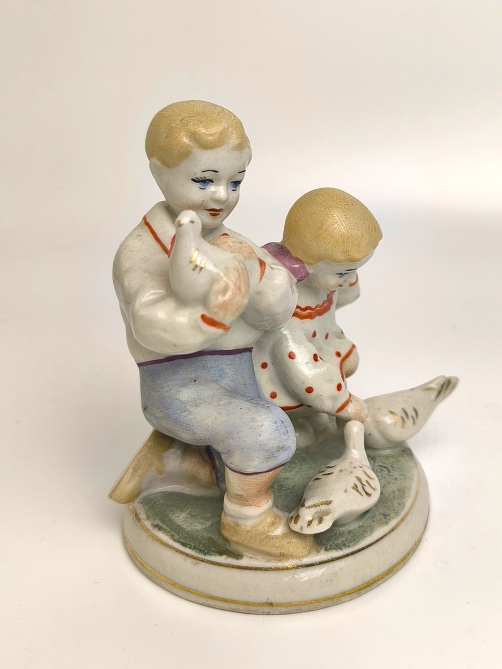 Фарфоровая статуэтка "Дети кормят голубей" Полонский ЗХК