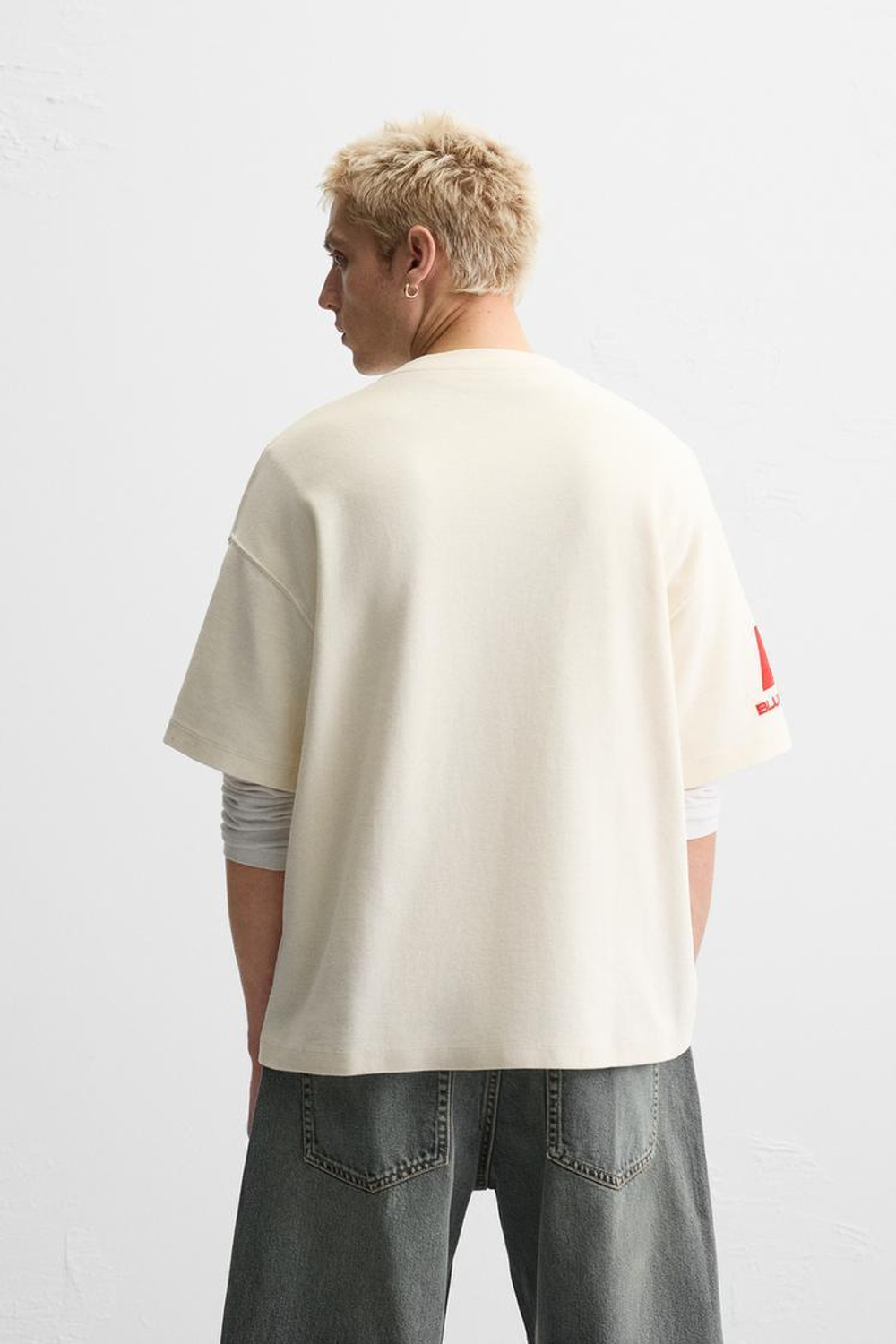 ZARA ТОЛСТОВКА ИЗ РЕЛЬЕФНОЙ ТКАНИ С НАДПИСЬЮ, ЭКРЮ