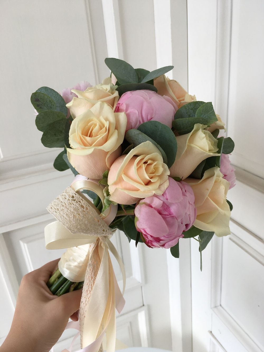 Свадебный буке из пионов, одноголовых роз и эвкалипта