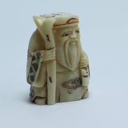 Нэцкэ Дзюродзин с посохом и меленьким мешочком в руке