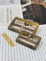 Пряжка матовая светло-коричневая с металлическим золотистым язычком