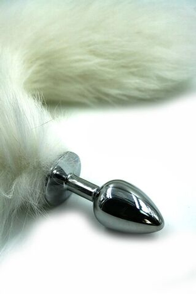 Серебристая алюминиевая анальная пробка с белым хвостом из натурального меха (Цвет: белый)