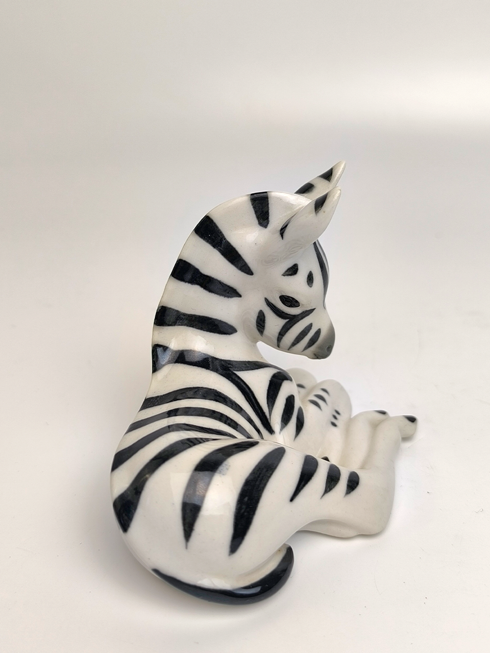 Фарфоровая статуэтка "Зебренок лежащий" ЛФЗ