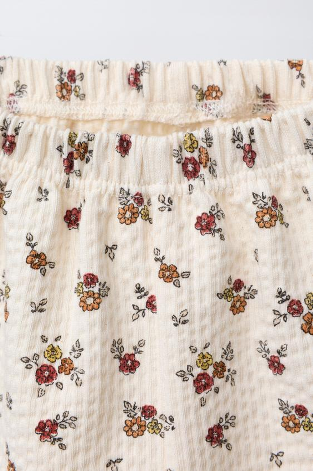 ZARA ЖАТЫЕ БРЮКИ В МЕЛКИЙ ЦВЕТОЧЕК, ЭКРЮ