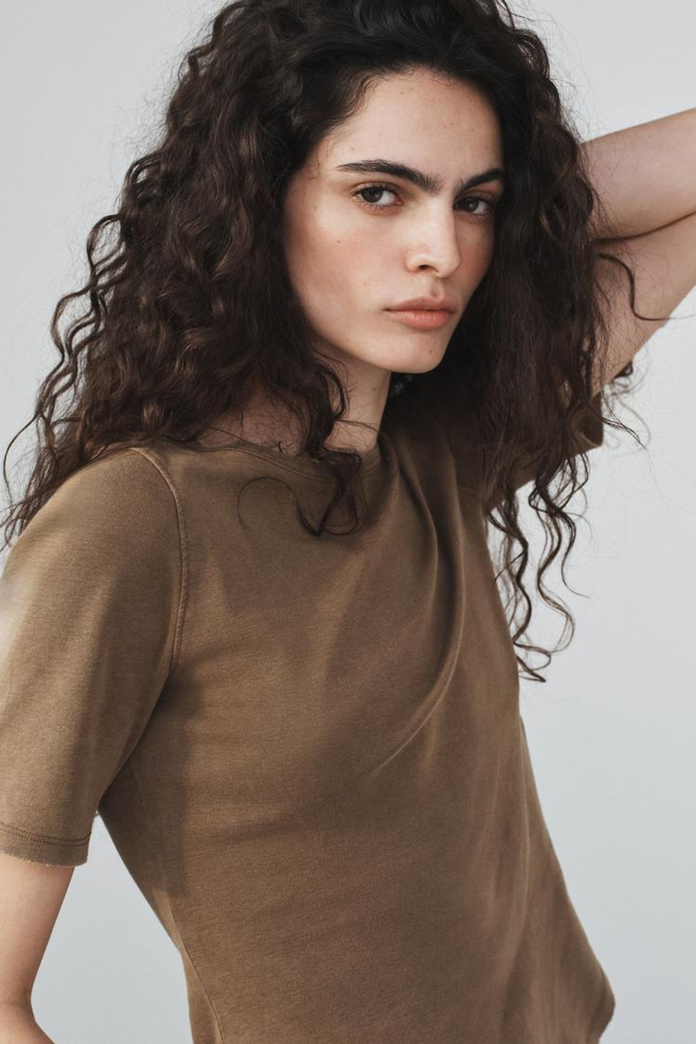 ZARA ФУТБОЛКА С ЭФФЕКТОМ ПОТЕРТОСТИ, ТЕМНО-КОРИЧНЕВЫЙ