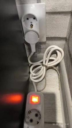 Удлинитель электрический с выключателем плоской потайной вилкой невидимкой С кольцом (за шкаф) 3 розетки 3 Метра