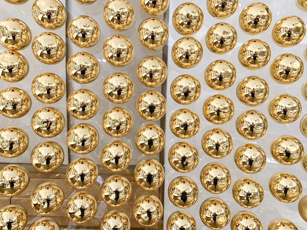 Выставочная панель из 10мм прозрачного оргстекла для декора интерьера