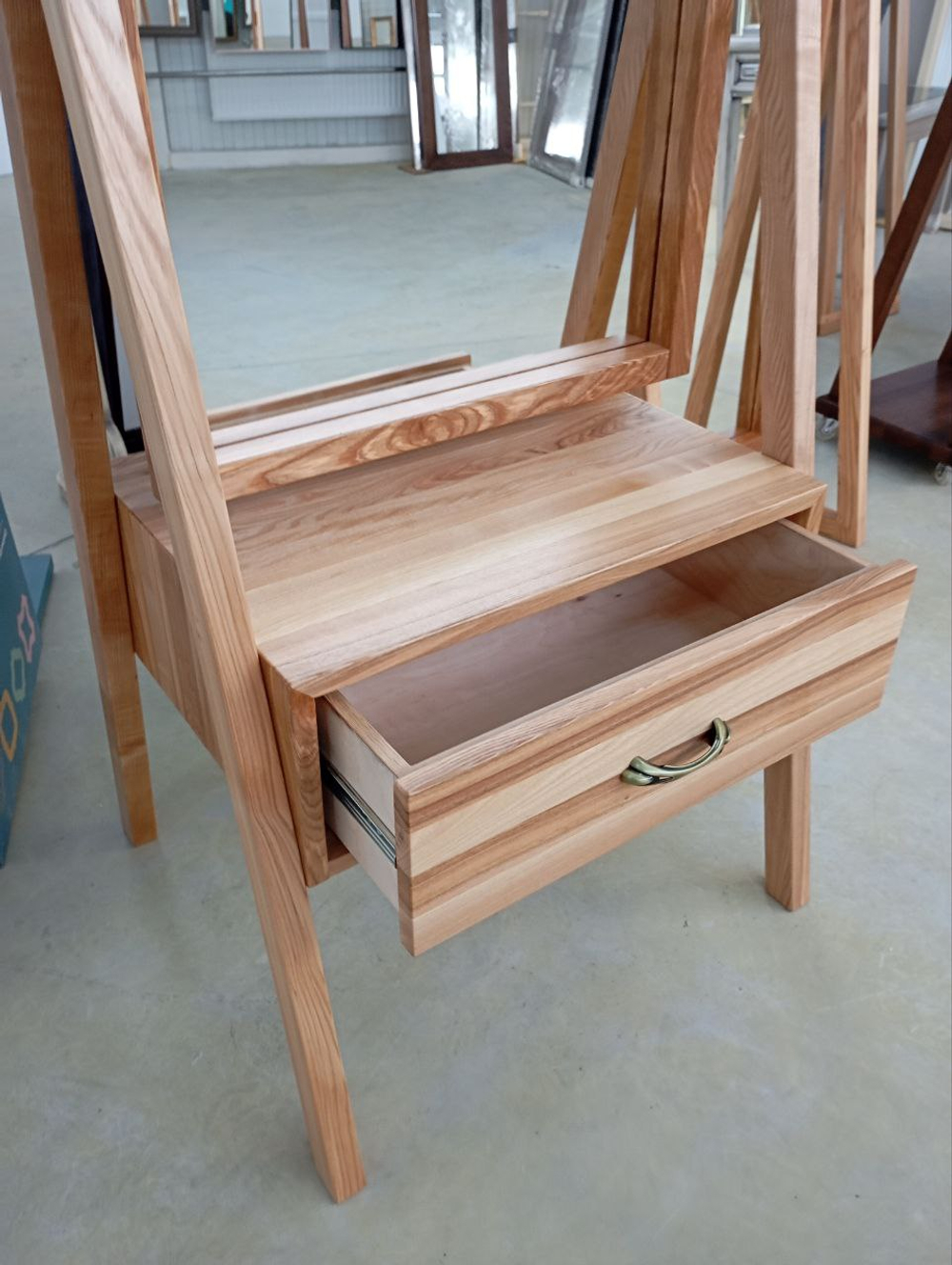 Напольное зеркало с тумбой