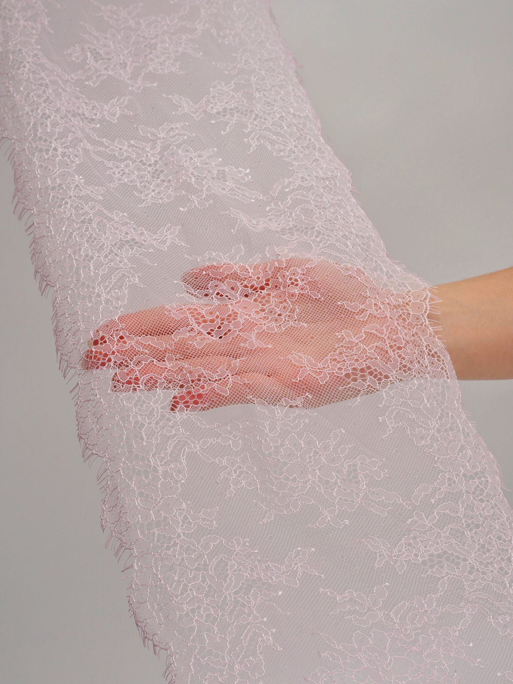 Кружево шантильи нежно-розовое неэластичное ширина 22 см купон 2.9 м