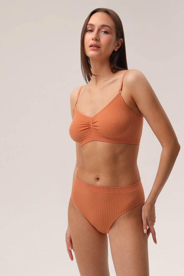 Топ на тонких бретелях с плетением цепочка карамельного цвета