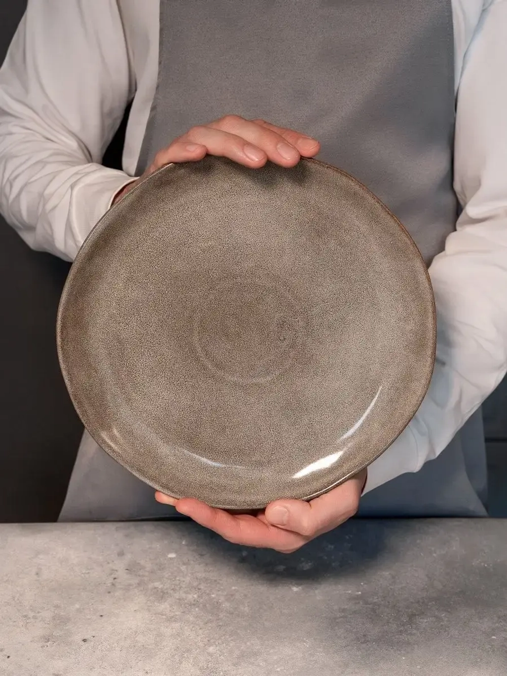 Набор из 2 тарелок 28 см мятый фарфор серая