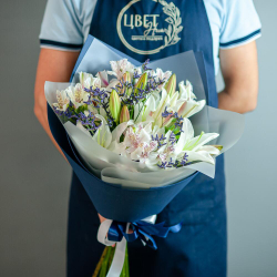 Букет из лилий и альстромерий с лимониумом