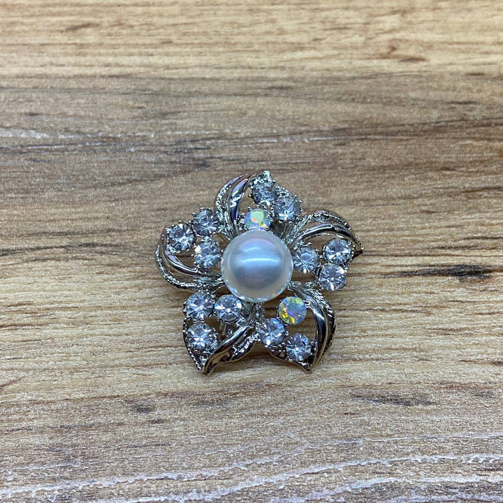Брошь Elegant Цветок пятилистник с жемчужинкой 15 кристаллов цвет хамелеон серебристый металл серебристый