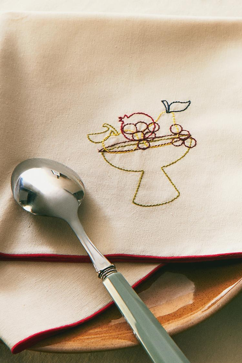 ZARA HOME САЛФЕТКА С ВЫШИВКОЙ, БЕЛЫЙ/КРАСНЫЙ