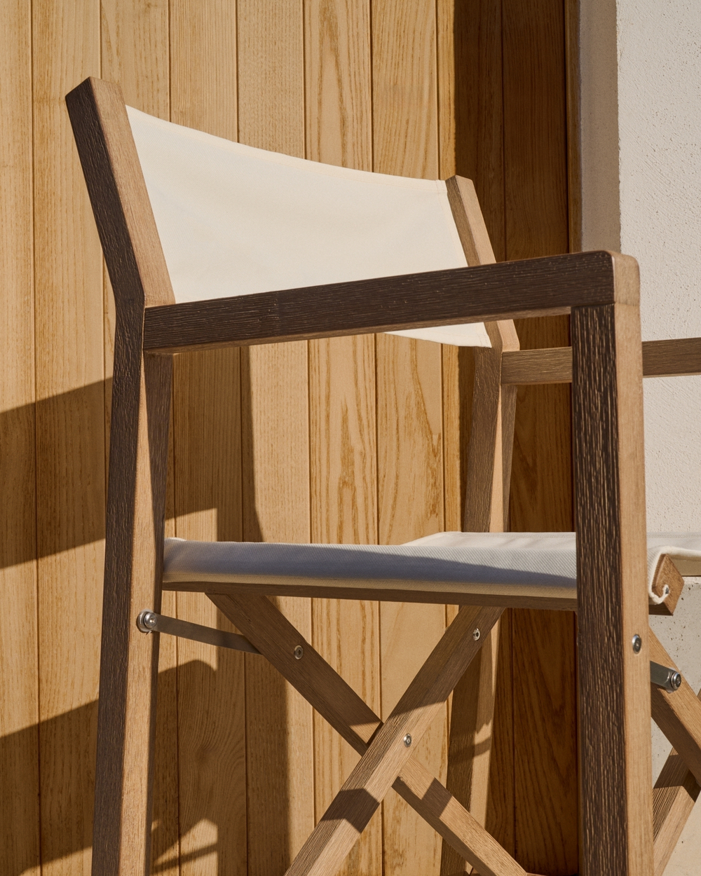 Складной стул Vilara для улицы из акации и текстиля белого цвета