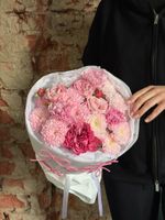 Букет из кустовых пионовидных роз, одноголовой розы, диантусов и хризантемы в розовом оттенке