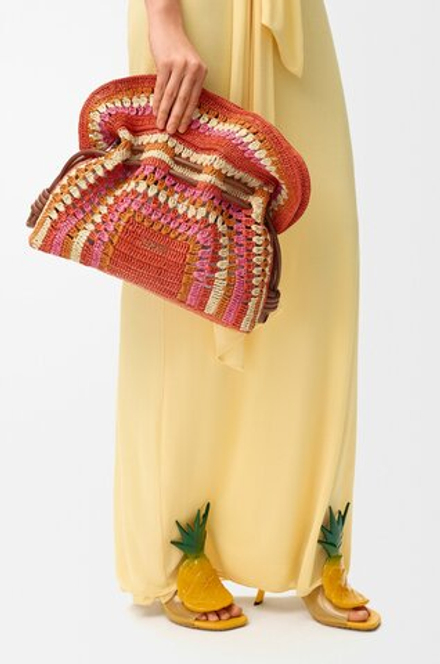 Loewe Средний клатч Flamenco из рафии и телячьей кожи, ярко-оранжевый/розовый