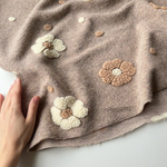 Трикотажное полотно с объемными ромашками