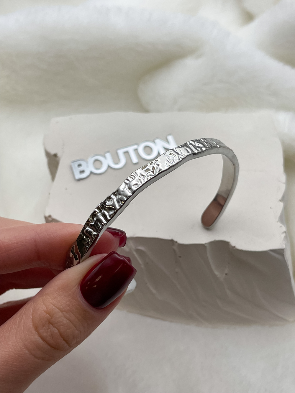 Браслет серебристый с мятым дизайном