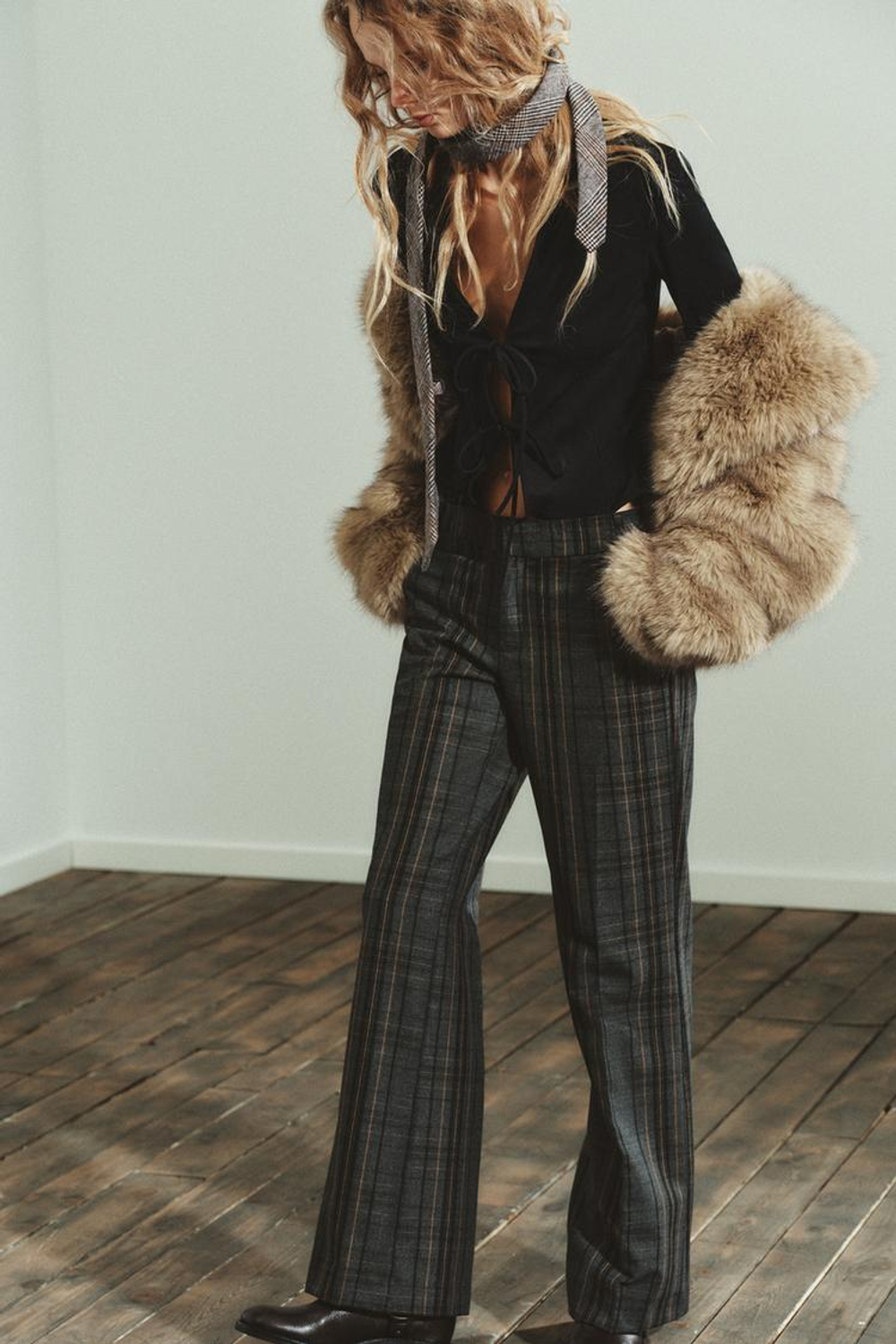 ZARA РУБАШКА ИЗ ИСКУССТВЕННОЙ ЗАМШИ С ЗАВЯЗКАМИ, ЧЕРНЫЙ