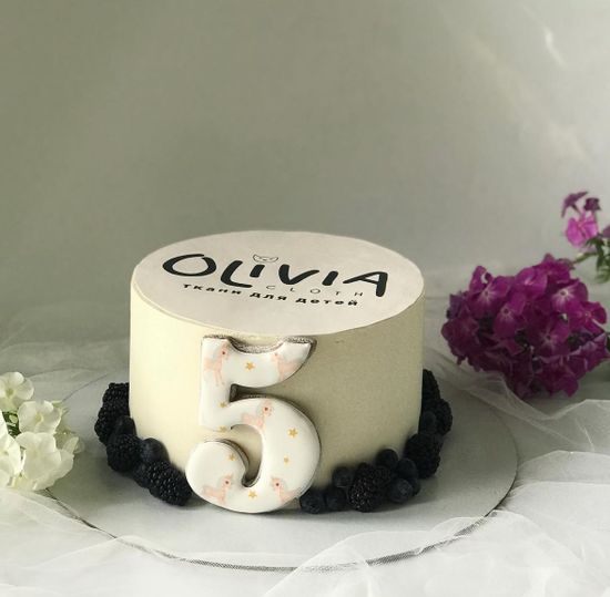 Торт с логотипом на юбилей компании с ягодами и цифрой