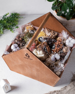 Подарочный набор орехов и сухофруктов в деревянном ящике