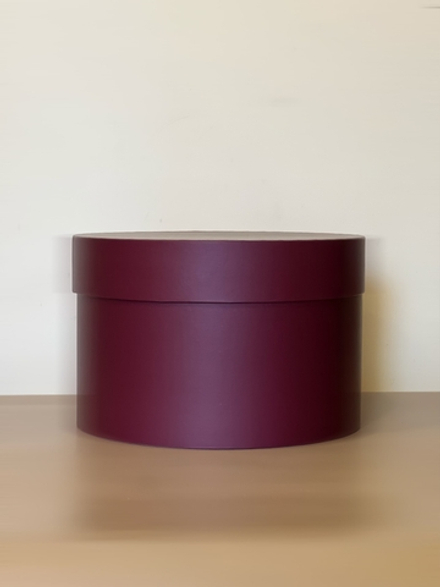Короткая круглая коробка 22,5 см . Цвет: Бордо   . Розница 350 рублей .