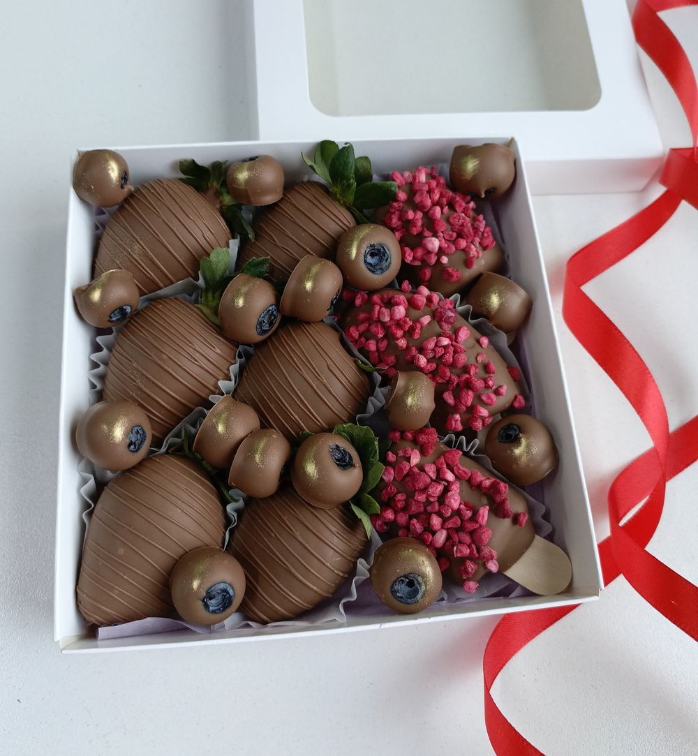 Клубника в шоколаде, бананы в шоколаде, голубика в шоколаде