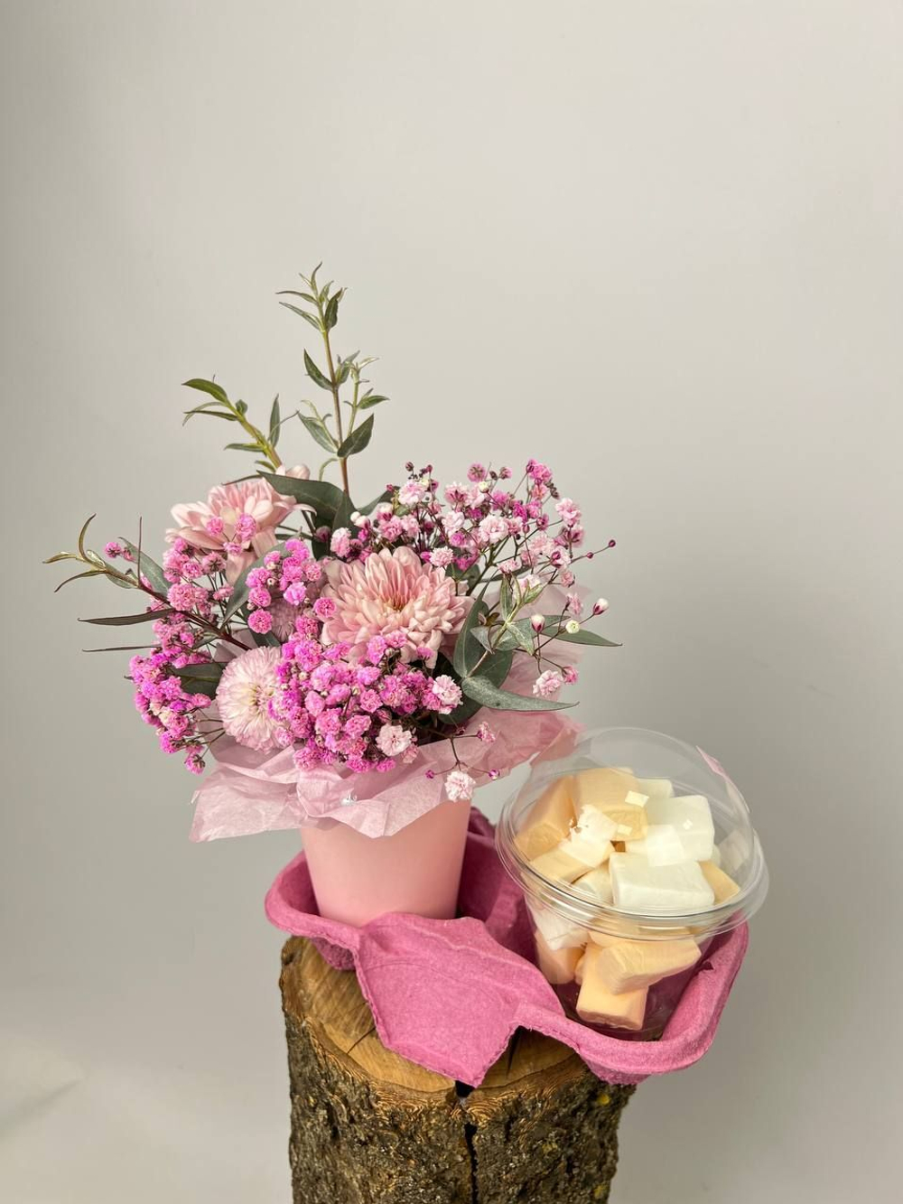 Композиция в стаканчике с цветами