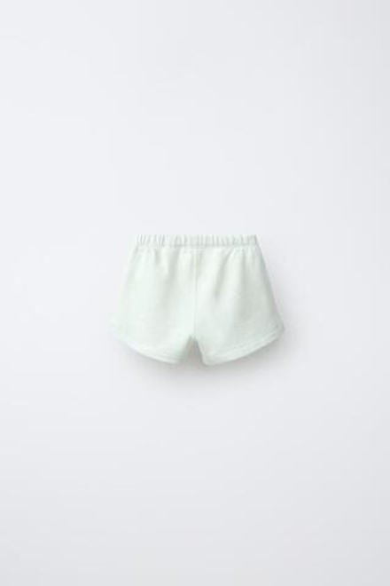 ZARA ШОРТЫ-БЕРМУДЫ С ВЫШИВКОЙ ЦЫПЛЕНКА, СВЕТЛО-ЗЕЛЕНЫЙ