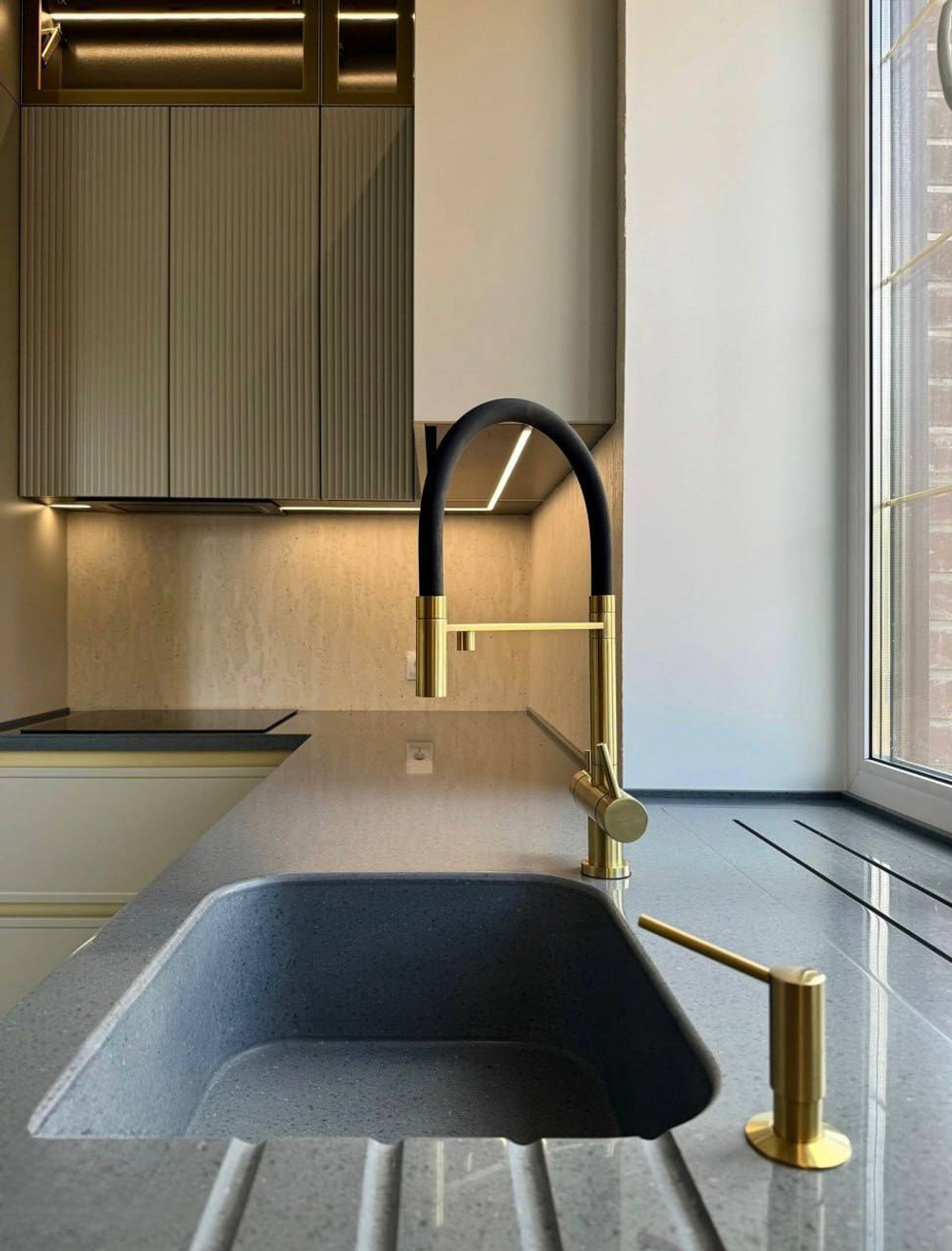 Элегантная кухня с интегрированной мойкой в акриловую столешницу