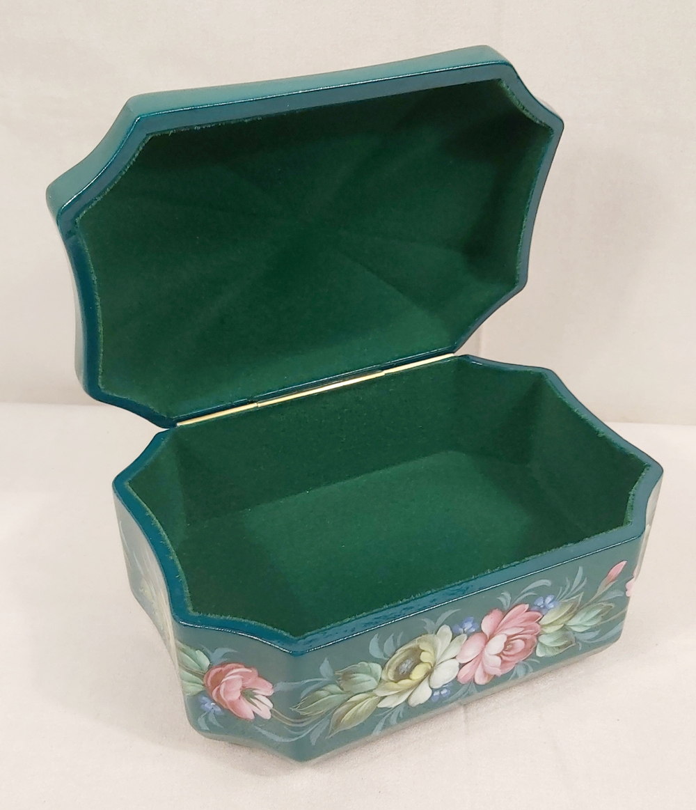 Шкатулка "Цветы на зеленом" с жостовской росписью