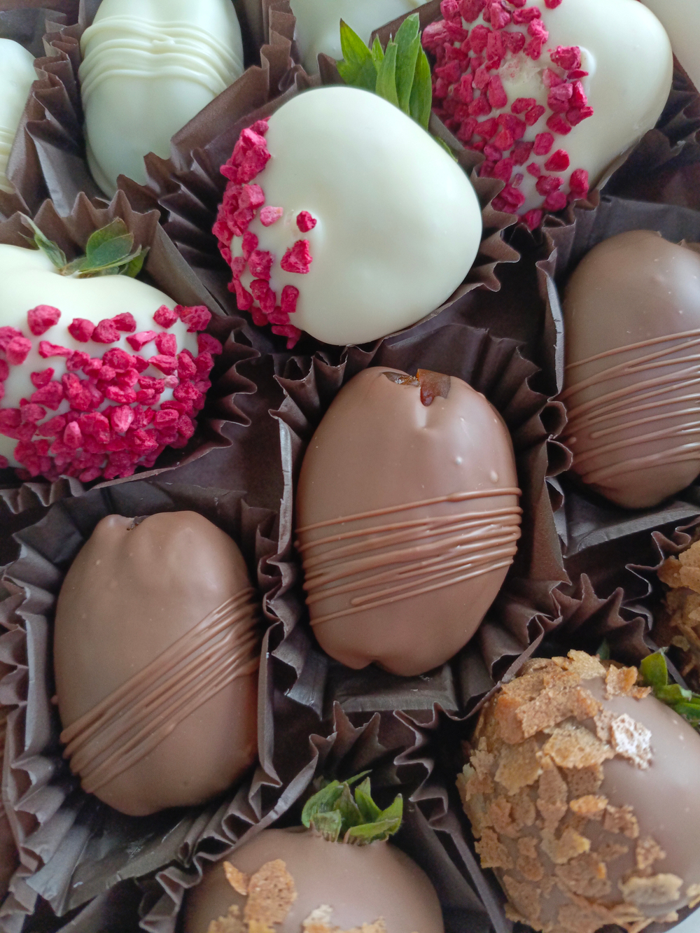 Клубника в шоколаде и финики в шоколаде