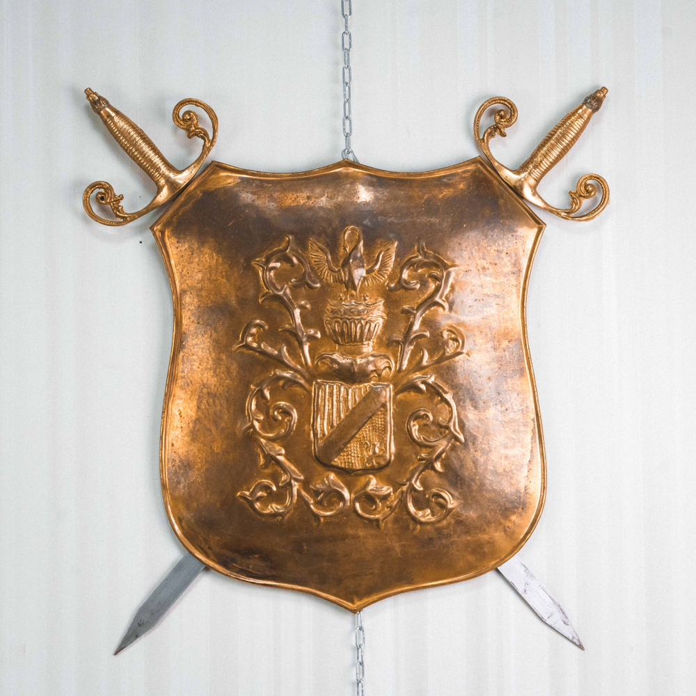 Геральдический декоративный щит с рыцарским гербом и скрещёнными мечами