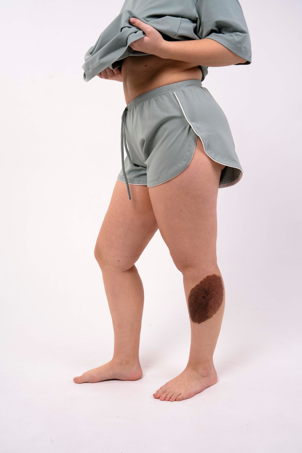 Мини-шорты с контрастным кантом