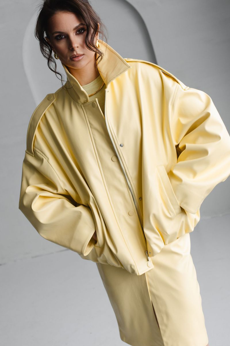 Бомбер из эко-кожи лимонный