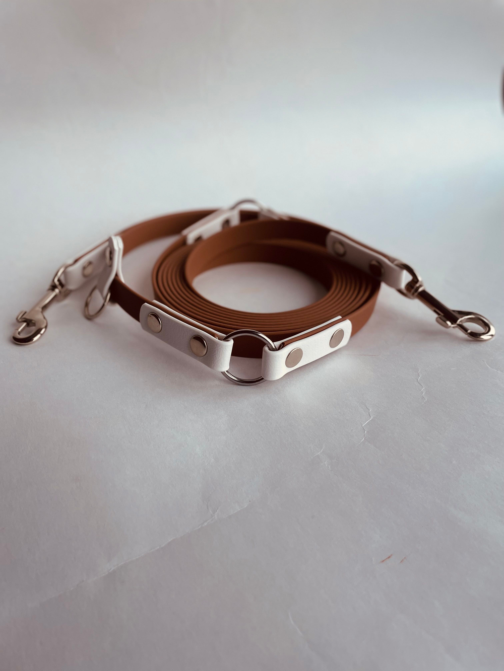 Перестежка для собак из Биотана из Чехии , 15 мм, 3 м , коричневый и белый.