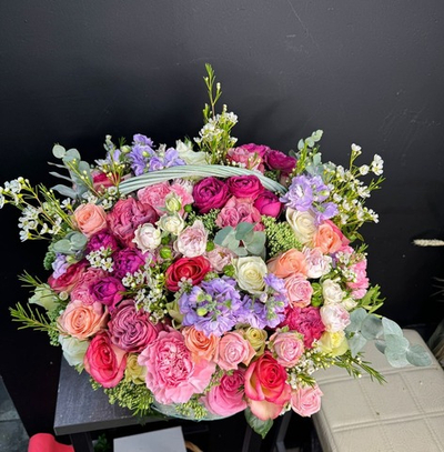 Корзина из микса роз и маттиолы (под заказ)