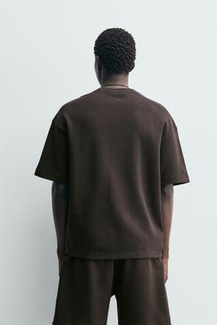 ZARA ФУТБОЛКА RELAXED FIT ИЗ ИНТЕРЛОКА, ТЕМНО-КОРИЧНЕВЫЙ