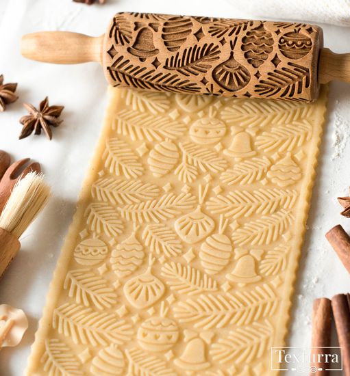 Малая скалка с узором Елочные игрушки