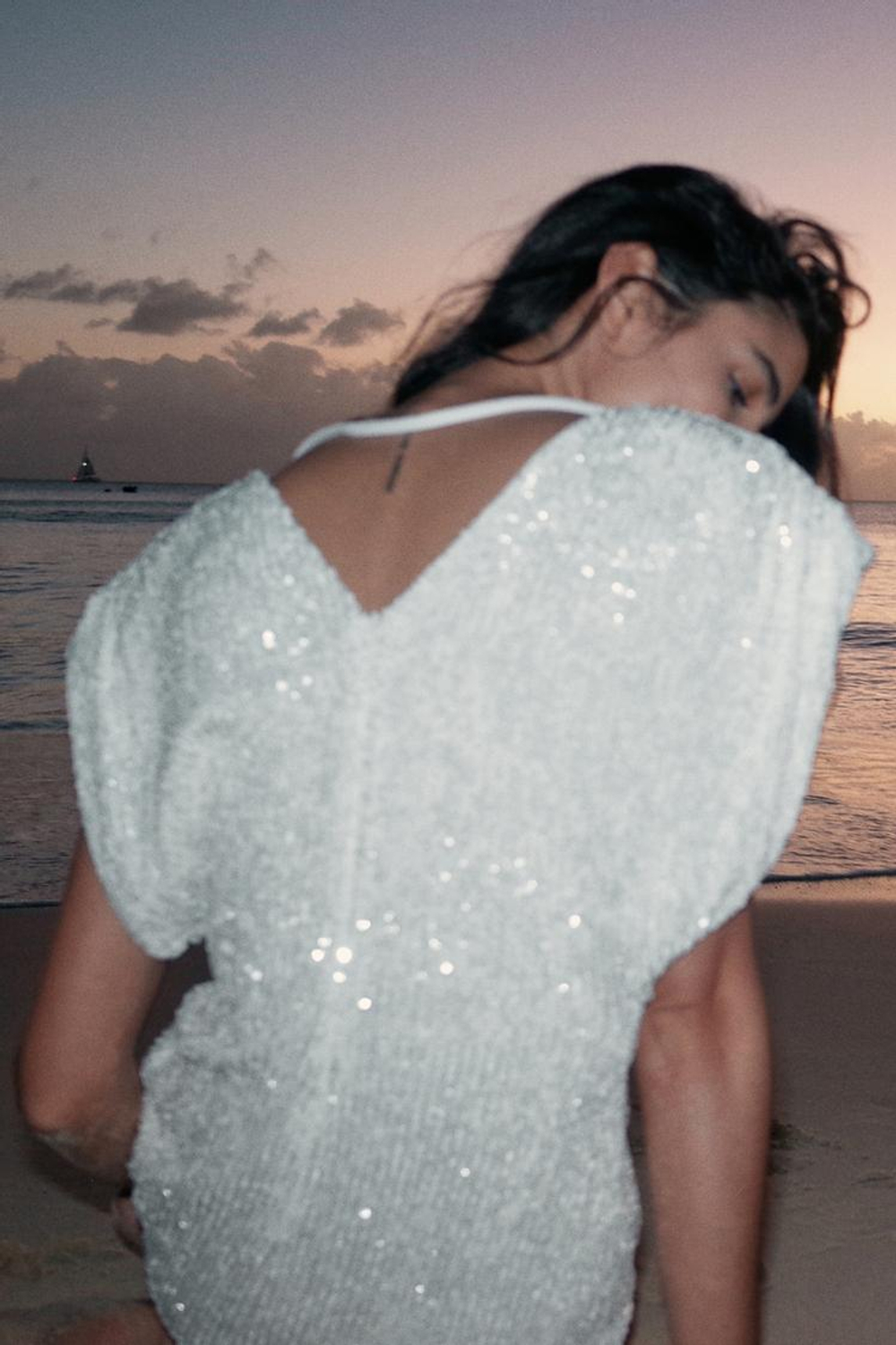 ZARA МИНИ-ПЛАТЬЕ С ПАЙЕТКАМИ, БЕЛЫЙ