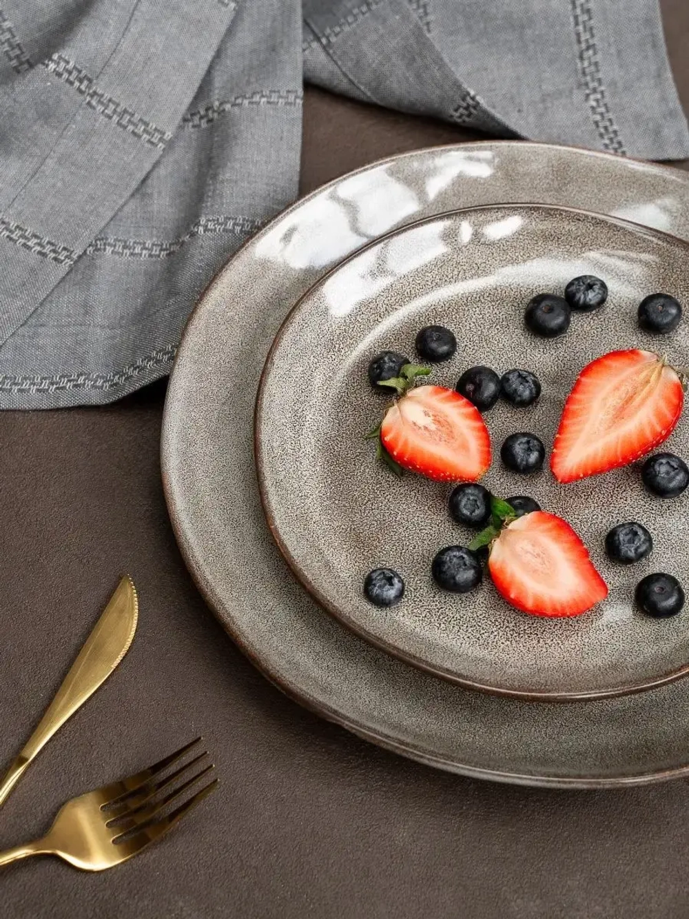 Набор из 2 тарелок 28 см мятый фарфор серая