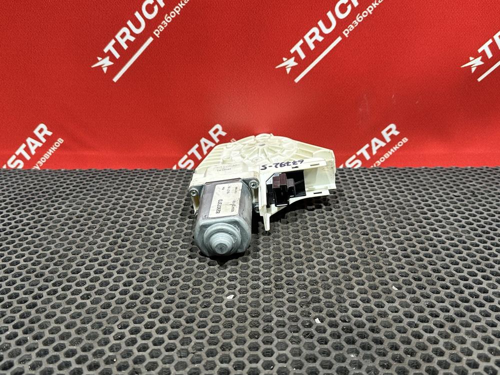 Моторчик стеклоподъемника правого