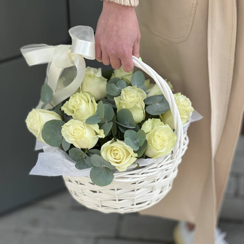 Композиция из белых роз в корзине "Moon Petals"