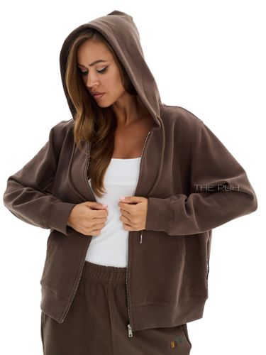 Коричневый костюм с цветной вышивкой на спине