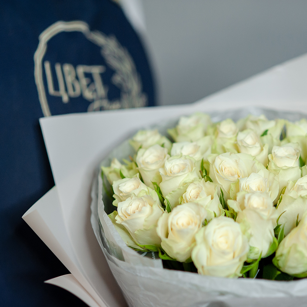 Белые кенийские розы в оформлении
