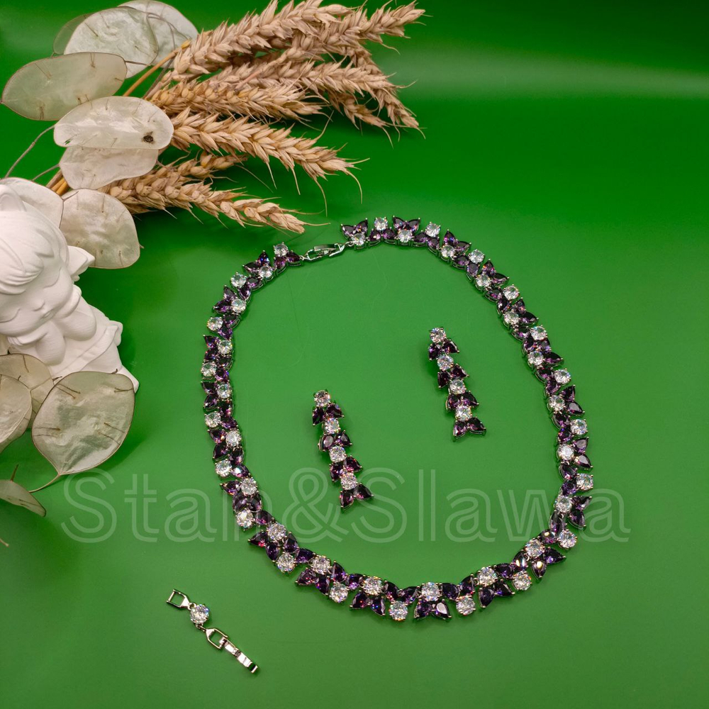 Набор украшений из кубического циркония.