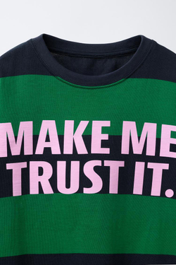 ZARA ЛОНГСЛИВ ИЗ ПЛОТНОЙ ТКАНИ В ПОЛОСКУ С НАДПИСЬЮ, ЗЕЛЕНЫЙ