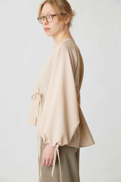 Блузка на запах из бежевой шерсти