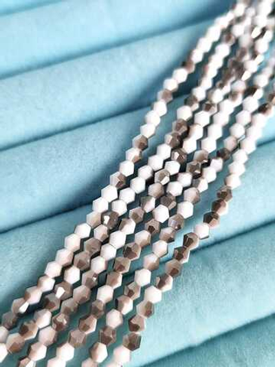 сгб3-бс Стекло граненое биконус 3*2мм, бело-серый, нить 43см